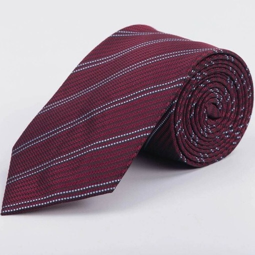 Аренда бордового галстука в полоску для мужского костюма
