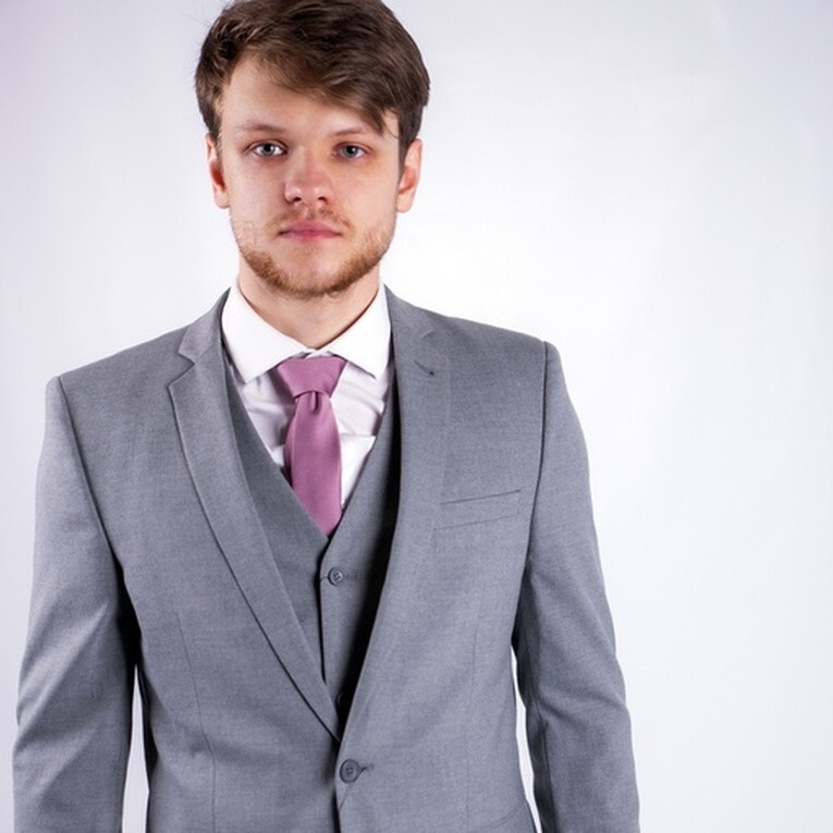 Прокат мужского костюма серого цвета