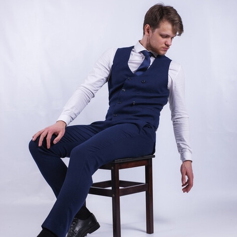 Прокат мужского костюма с двубортным жилетом темно-синего цвета