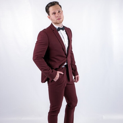 Аренда мужского костюма бордового цвета