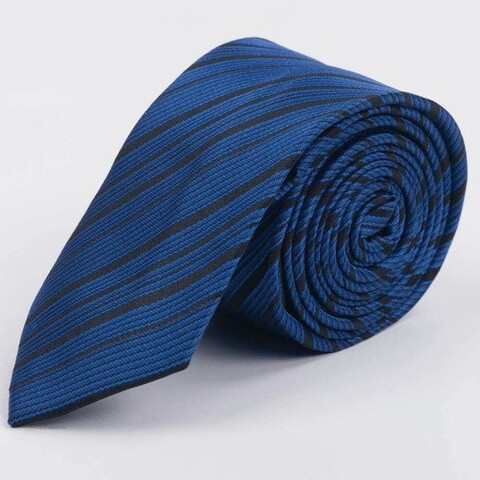 Аренда синего галстука в черную неупорядоченную полоску для мужских костюмов