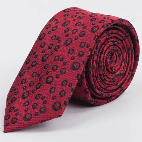 Арендовать бордовый галстук с черным узором в форме круга для мужских костюмов