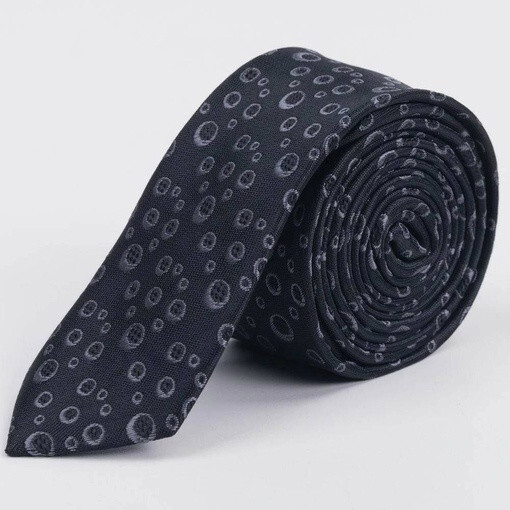 Аренда узкого галстука черного цвета с кольцевым узором мульти для мужского костюма