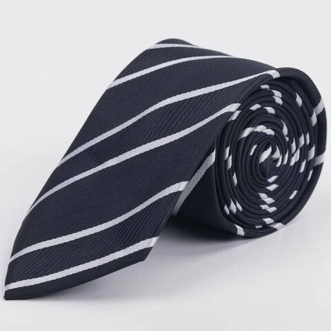Аренда черного галстука в белую полоску для мужских костюмов