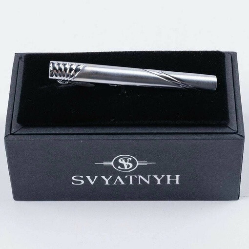 Прокат зажима с элементам гравировки для мужских костюмов