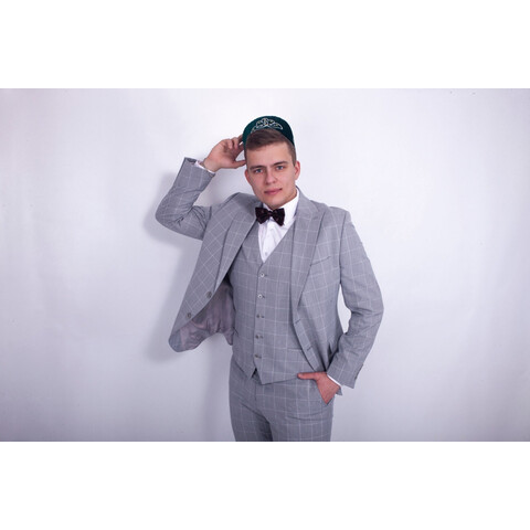 Мужской клетчатый костюм серого цвета в аренду